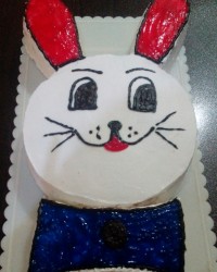 کیک اسفنجی باروکش خامه و ژله بریلو