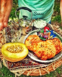 عصرونه بهاری در طبیعت نان فطیر