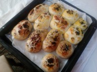 نون باخمیرجادویی، وسطشم گردو هستش ،داغ داغ تازه از توستر دراومده