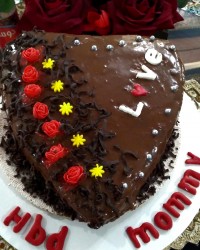 کیک تولد با روکش خامه شکلاتی