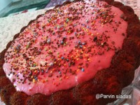 کیک نسکافه با سس توت فرنگی