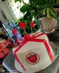 کیک تولد ورق بزنید کلی گل میبینید