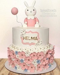 کیک طبقاتی خامه ای