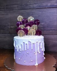 کیک تولد سفارش یکی از دوستان