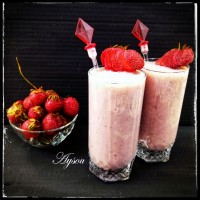 اسموتی موز و توت فرنگی