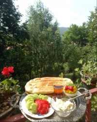 صبحانه بالکن دوست عزیزم نون بربری هم خودشون درست کردن