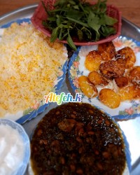 برنج و قورمه سبزی با ته دیگ سیب زمینی