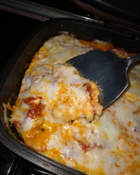 یه شام خوشمزه که از گوجه فرنگی و تخم مرغ و پنیر پیزا درست شده