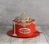 کیک قرمز و طلایی