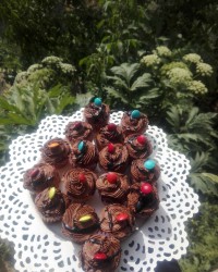 کاپ کیک با تزیین خامه شکلاتی