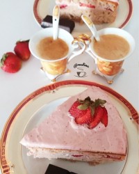 کیک توت فرنگی خامه ای