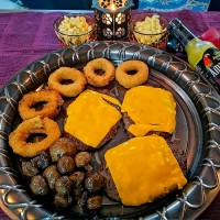 چیز برگر، پیاز سوخاری، سالاد ذرت