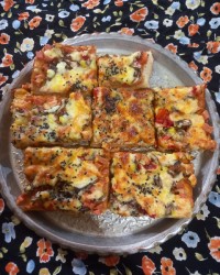 پیتزا مخصوص خانگی (خمیرش هم خودم درست کردم)