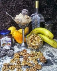 بستنی موزی نسکافه با گردوی فراوان