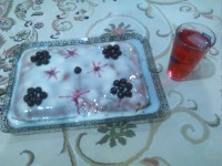 یک کیک البالویی همراه باشربت البالویی????