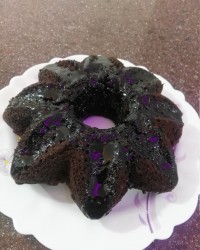 کیک سه سوته با سس شکلاتی