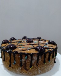 کیک با تزیین سس شکلات