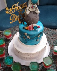 کیک تولد فضا نورد با روکش خامه و فوندانت