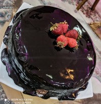 کیک شکولاتی با روکش خامه وسس شکولاتی