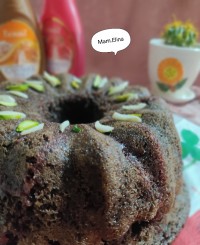 کیک شکلاتی بدون روغن با سس قهوه