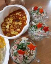 سالاد ماکارونی و خورشت قیمه