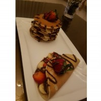 پنکیک نوتلا به همراه موز و توت فرنگی