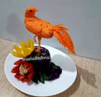 پرنده با هویج