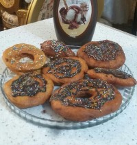 دونات ساده و شکلاتی