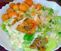 سالاد سزار با مرغ گریل و نان سیر