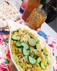 سالاد پاستا و مرغ با فلفل کبابی