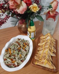 سالاد مرغ و پاستا (رژیمی) و اسنک