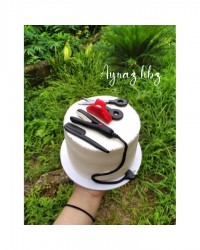 کیک اسفنجی با کاور خامه و فیلینگ موز و کارامل