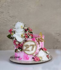 کیک خامه ای و گل طبیعی