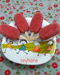 بستنی توت فرنگی (بدون تخم مرغ)