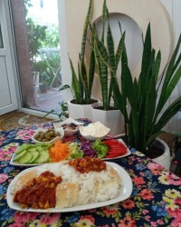سفره گیلانی گوجه خورشت و ماهی دودی.سالاد ماست چکیده و زیتون