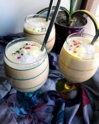 میلک شیک انبه و موز نوشیدنی فوق خوشمزه