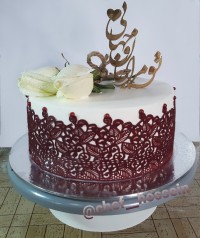 کیک خامه با تزیین گیپور خوراکی و رز طبیعی