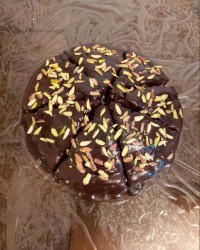 کیک وانیلی با روکش شکلات و قهوه