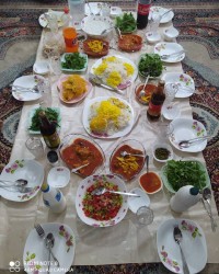 سفره مهمونی خونه پسرو عروس گلم قیمه و مرغ و سبزی خوردن و ترشی