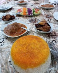 سفره مهمونی خانواده فسنجان وخورشت آلو وقیصی جاتون