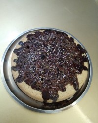 کیک اسفنجی با تزیین سس شکلاتی خونگی کم کالری