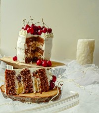 کیک شکلاتی گیلاسی لطفاً کپشن خوانده شود