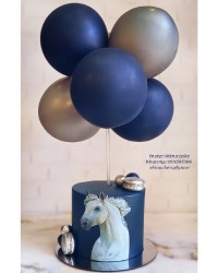 کیک خامه ای دکور بادکنکی