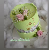 کیک خامه ای و گل طبیعی