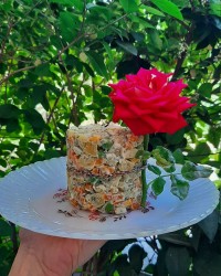 سالاد با تزئین گل رز