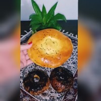 نان شیرمال و دونات با سس شکلات
