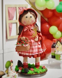 کیک شنل قرمزی