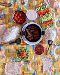 سفره مهمانی برنج و کباب تابه ای