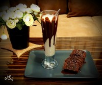 کیک شکلاتی در کنار شیرموز