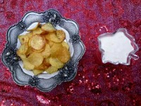 چیپس خانگی همراه با سس سیر خانگی